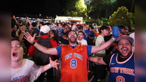 NBA(影)/欸發瘋啦不可以啦!尼克聽牌球迷全失控 竟往「斑馬」頭上丟東西險釀禍