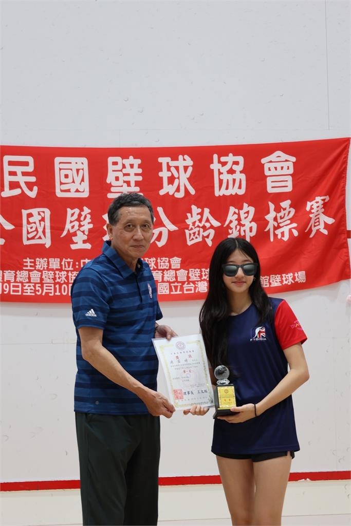 廖家儀斜槓體育推手！兒女青年盃雙奪獎　獲頒壁球協會顧問證書力挺奧運夢