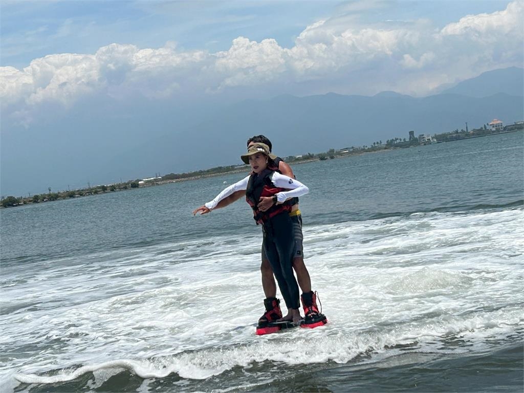 「水上鋼鐵人」教練保證「不會飛太高」!南珉貞嚇得中韓文崩潰大叫最後直呼「好玩」