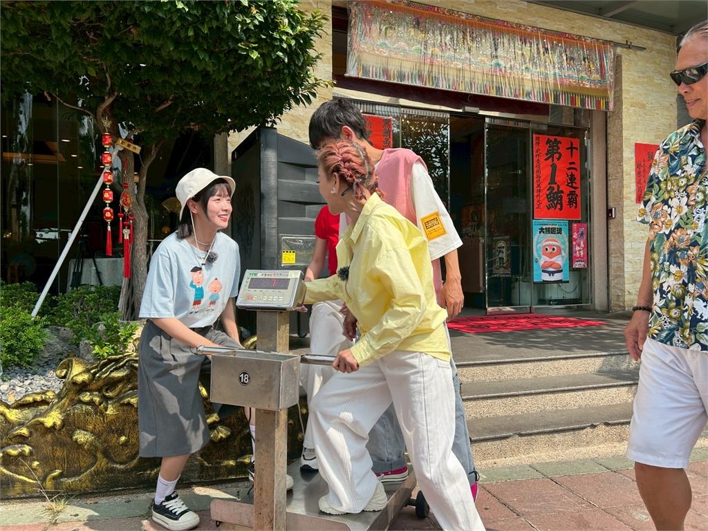 「水上鋼鐵人」教練保證「不會飛太高」!南珉貞嚇得中韓文崩潰大叫最後直呼「好玩」