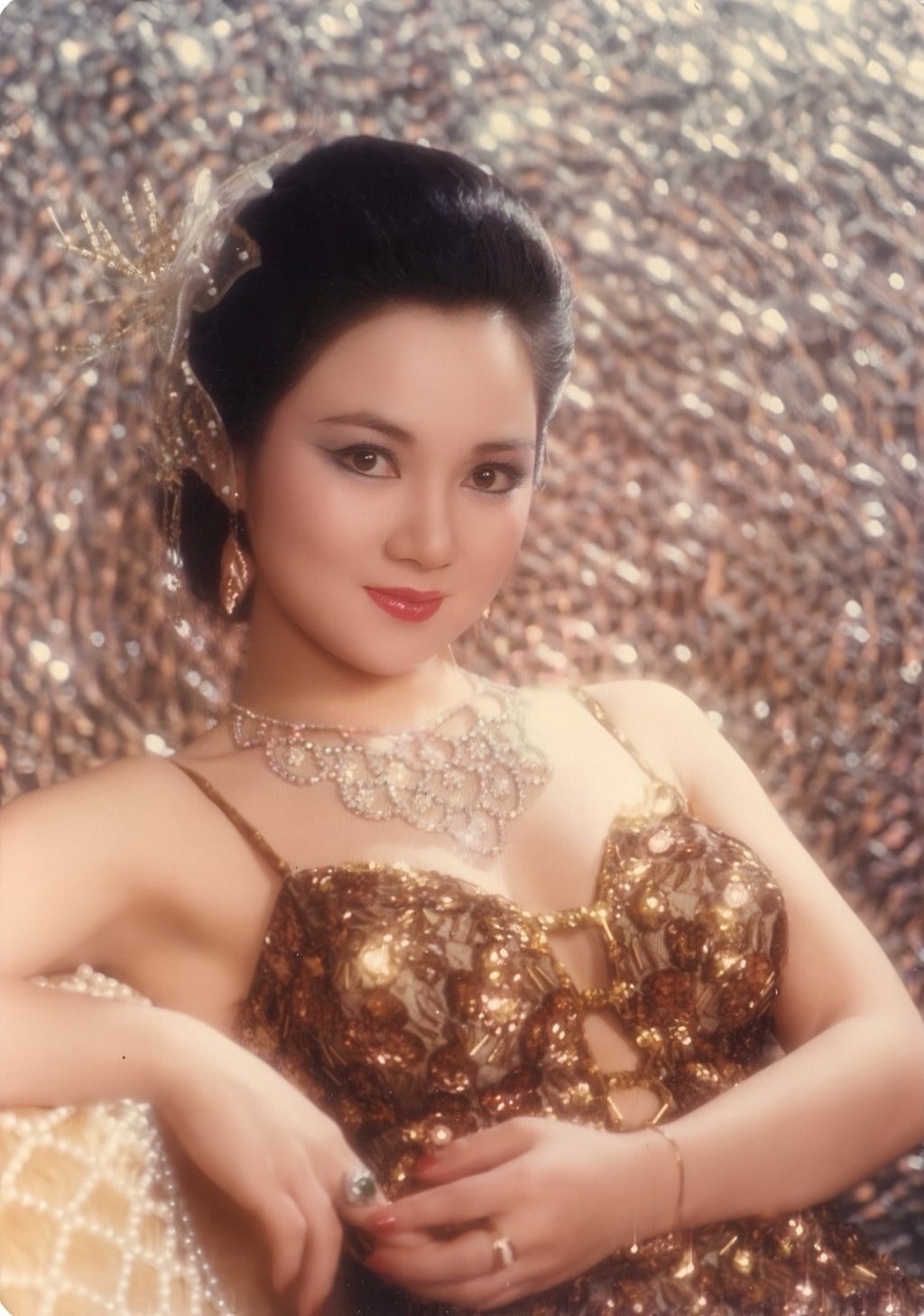 71歲白冰冰拼了！辣曬比基尼「清涼美照」試水溫 親曝金曲紅毯造型