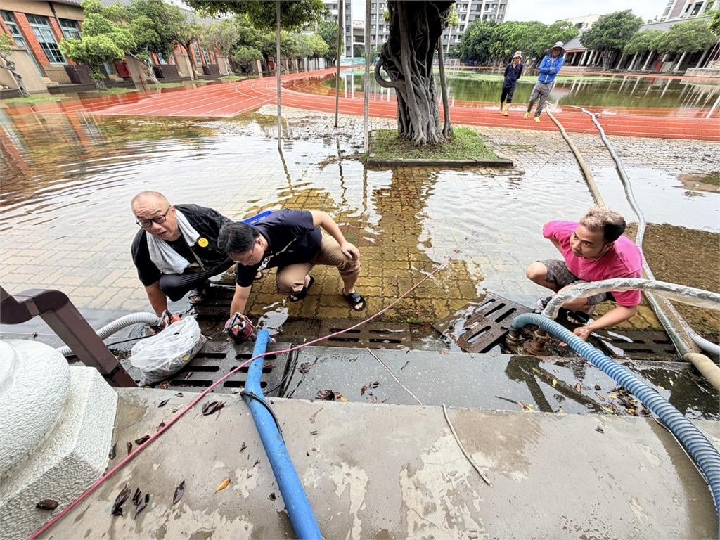 清水國小操場傳淹水! 憂「畢典泡湯」急派抽水機