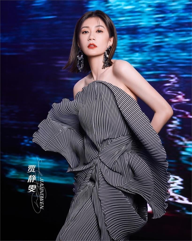 金馬影后真面目「無修圖」曝光!賈靜雯現身台北街口 被拍瞬間讓全網看傻