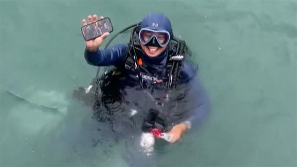 遊客手機掉落澎湖海裡　潛水教練尋回驚呼：還活著