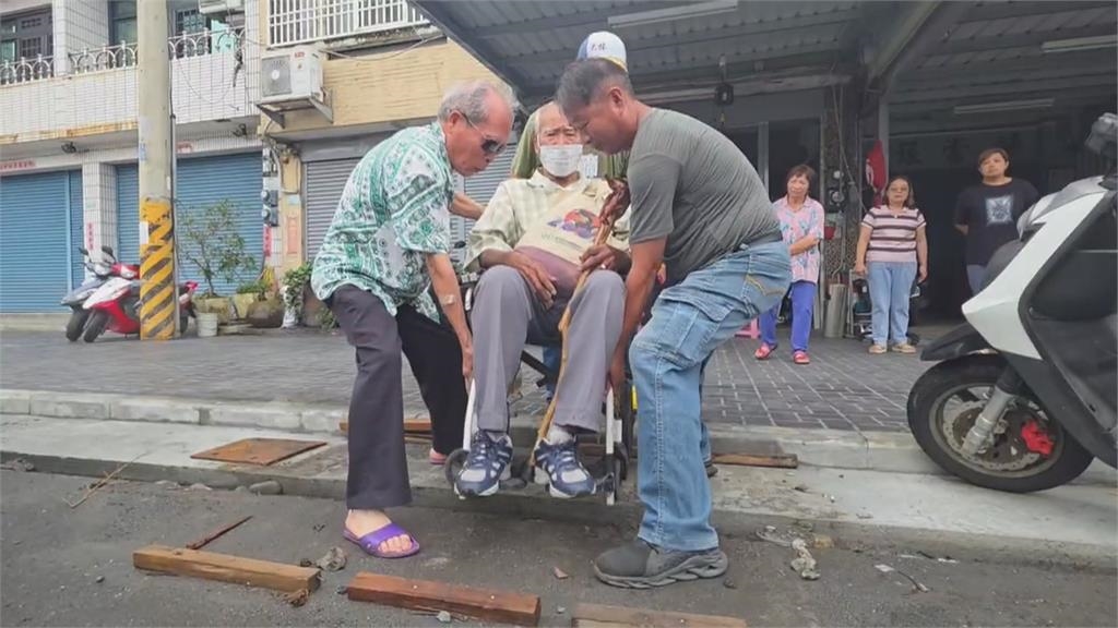 嘉義人行道施工惹民怨！　民眾怒四天無法出門、騎樓積水