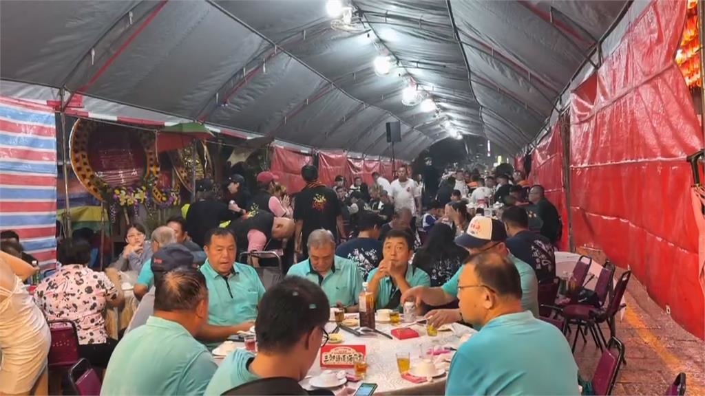 暴雨又來! 台南風神廟"流水席" 信眾頂大雨吃辦桌