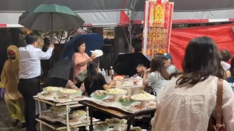 暴雨又來! 台南風神廟"流水席" 信眾頂大雨吃辦桌