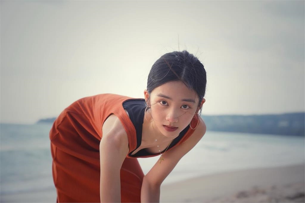 星二代海邊罕解放S極身材!「胸前只裹三角布」比基尼辣照萬網全暈了