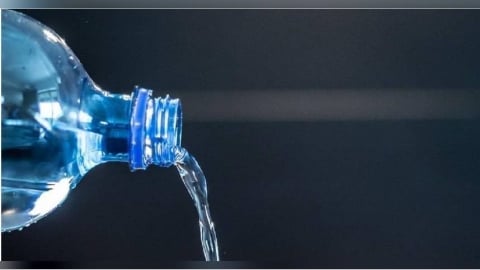 大熱天喝飲料要小心!寶特瓶1習慣細菌暴增 恐害急性腸胃炎
