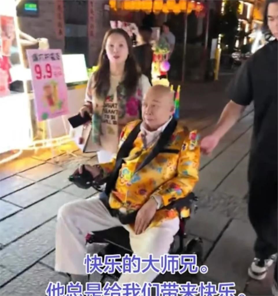 《少林足球》鐵頭功「大師兄」暴肥22公斤!近況流出「路邊坐輪椅代步」惹粉憂心