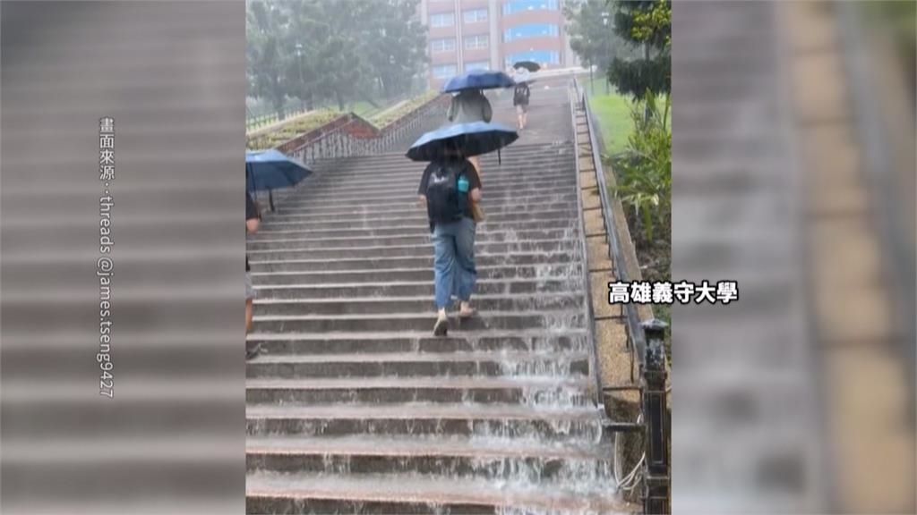 雨神降臨!高雄仁武區「馬路變小河」 義大「水樂園」來了