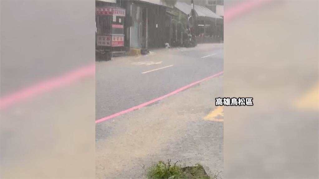 雨神降臨!高雄仁武區「馬路變小河」 義大「水樂園」來了