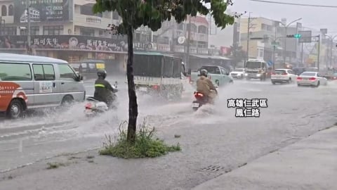 雨神降臨!高雄仁武區「馬路變小河」 義大「水樂園」來了