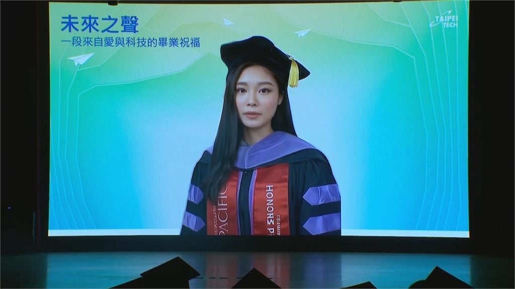 快新聞/包小柏8年獲博士!AI重現亡女身影 揭背後心路歷程