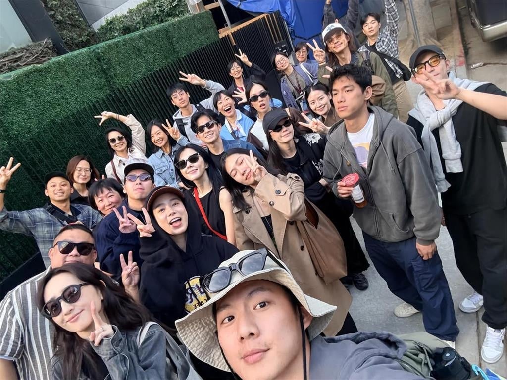 昔喊不分手成回憶?王柏傑「曬大合照」昔日女友柯佳嬿意外同框掀熱議