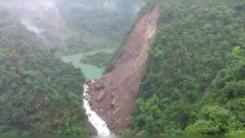 監控 ! 大雨釀邊坡崩塌 竹山瑞龍瀑布上游「驚見堰塞湖」