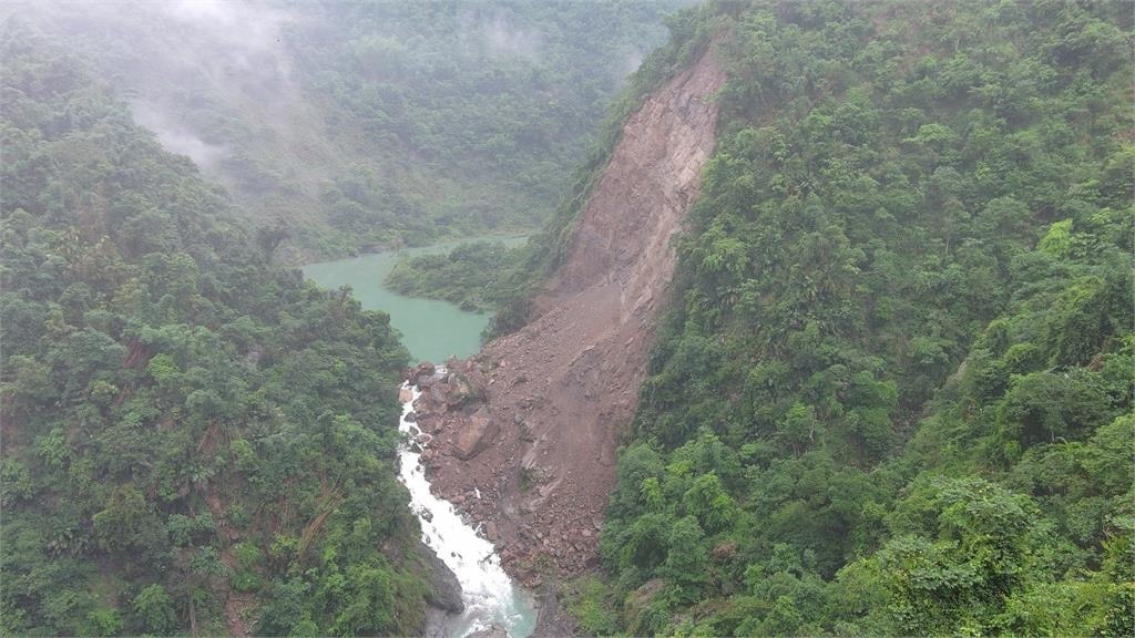 梅雨強灌驚見「堰塞湖」!南投加走寮溪邊坡崩塌「上游蓄水10萬噸」水保署示警