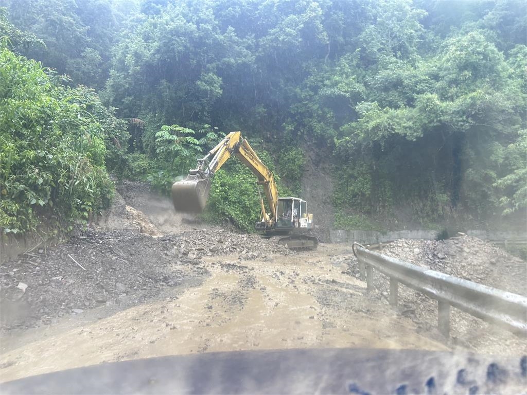 大雨釀災!投89線土石崩塌 驚現「土石流瀑布」交通中斷
