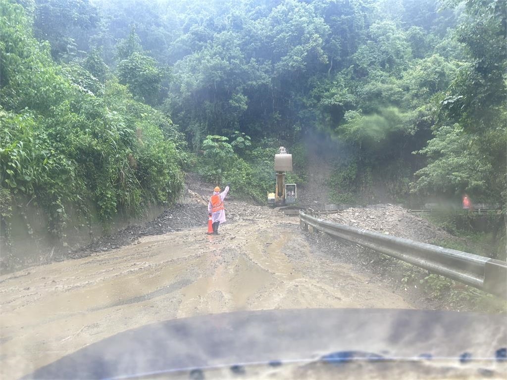 大雨釀災!投89線土石崩塌 驚現「土石流瀑布」交通中斷