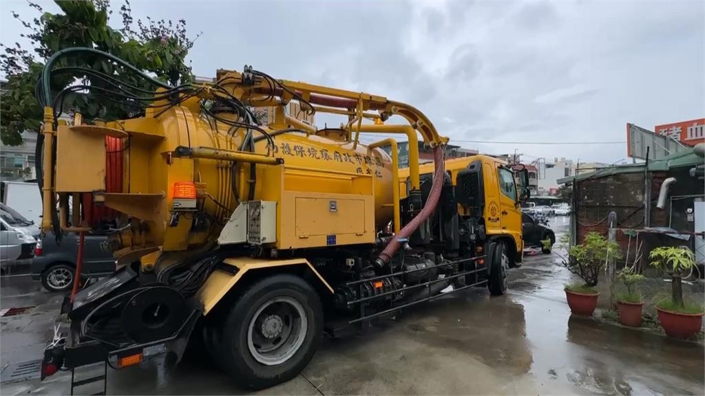 雨彈狂炸南台灣!高雄環保局助清淤 嘉義驚現「牆雲」