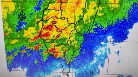 雨彈狂炸南台灣!高雄環保局助清淤 嘉義驚現「牆雲」