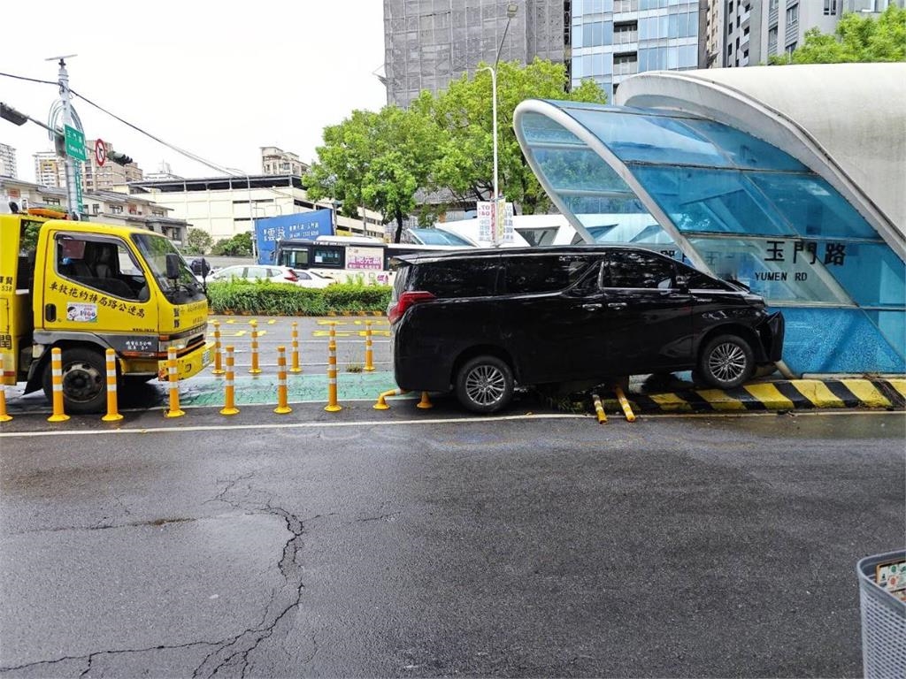 台中暴雨！公車車內漏水「下小雨」　民眾笑稱：歡迎搭乘水上公車