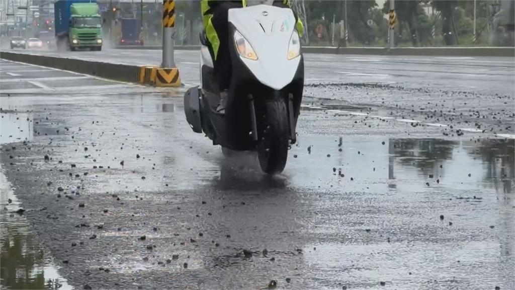 梅雨影響!高雄大雨不停 小港路面驚現坑洞 碎裂柏油散落