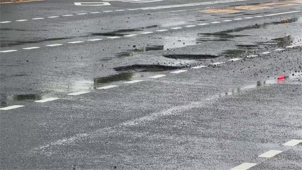 梅雨影響!高雄大雨不停 小港路面驚現坑洞 碎裂柏油散落