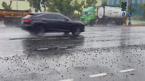 梅雨影響!高雄大雨不停 小港路面驚現坑洞 碎裂柏油散落