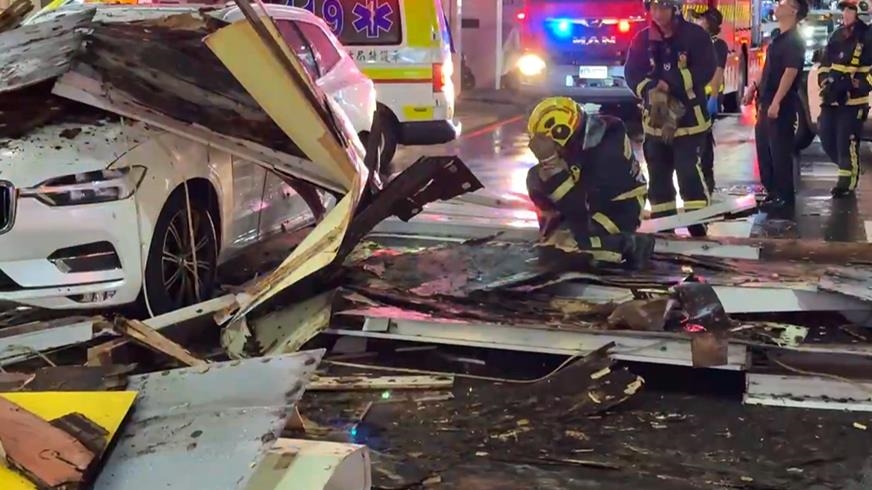 台中公益路驚魂! 巨型招牌"瞬間吞車" 女乘客受困幸無傷