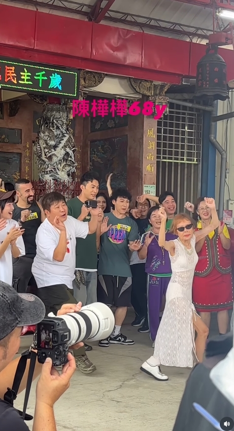 正妹辣穿白色鏤空裝大跳GD神曲！「年齡曝光」韓粉狂Tag本人：志龍一定要看