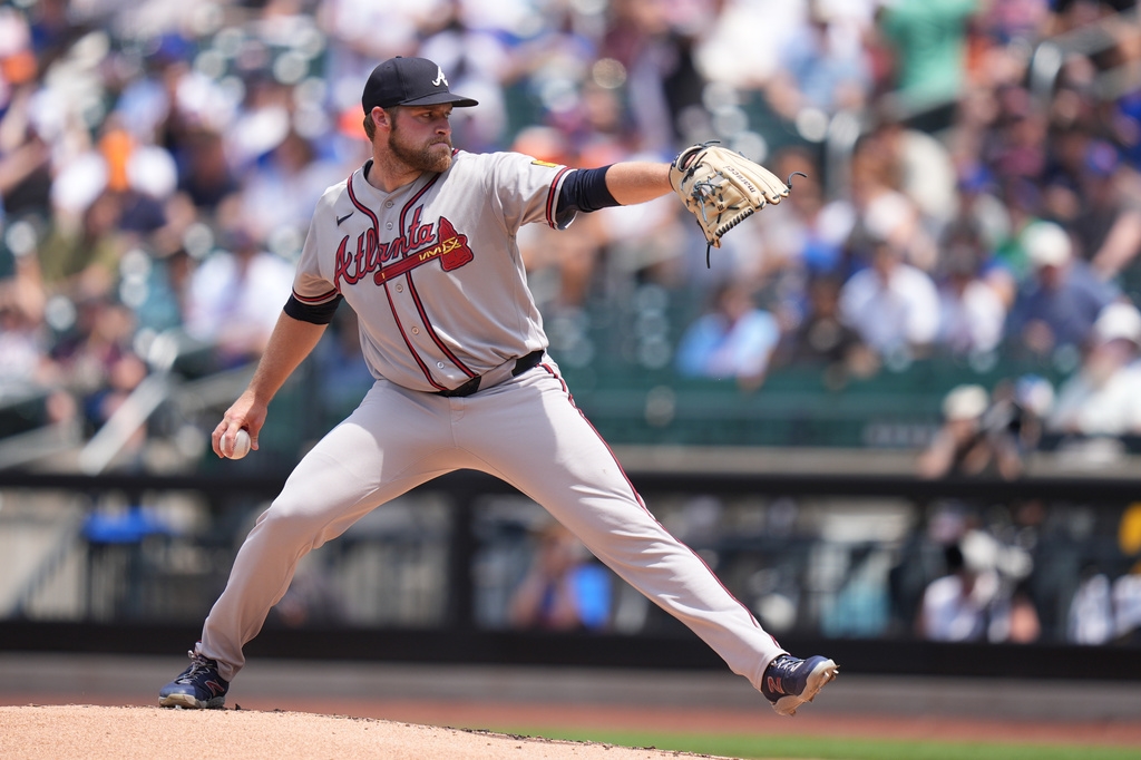 MLB(影)／百萬分之一的機率！勇士外野手回傳球竟擊中護網支柱多失分
