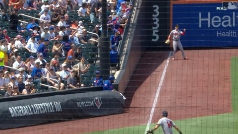 MLB(影)/百萬分之一的機率!勇士外野手回傳球竟擊中護網支柱多失分