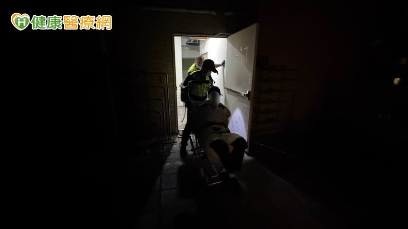 臉歪手垂、說話怪?醫提醒「這些行為」都是中風警訊