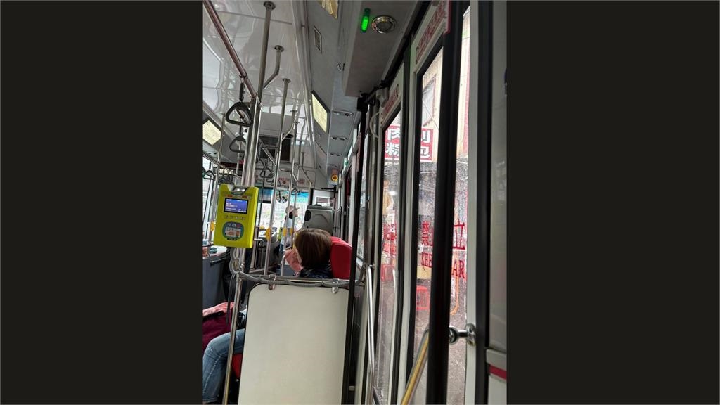 公車司機臨停下車買刈包!全車乘客「集體跟上」網笑瘋:台人感染力太強
