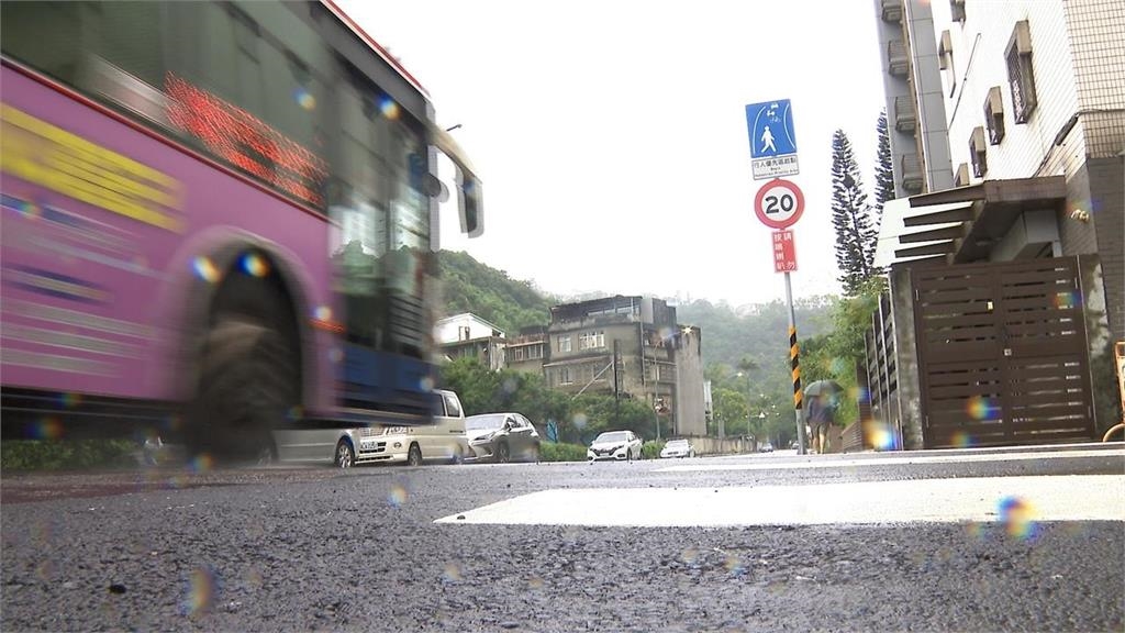公車司機臨停下車買刈包!全車乘客「集體跟上」網笑瘋:台人感染力太強