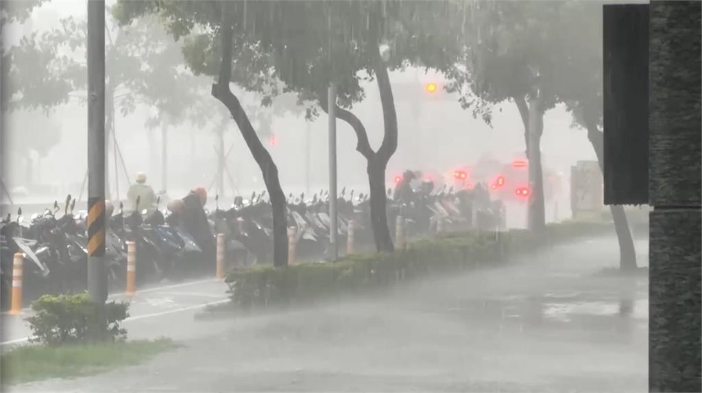 最新／大雨特報！高雄「雨用倒的」　騎士穿雨衣仍全身濕