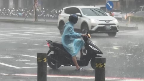 大雨特報！高雄「雨用倒的」　騎士穿雨衣仍全身濕