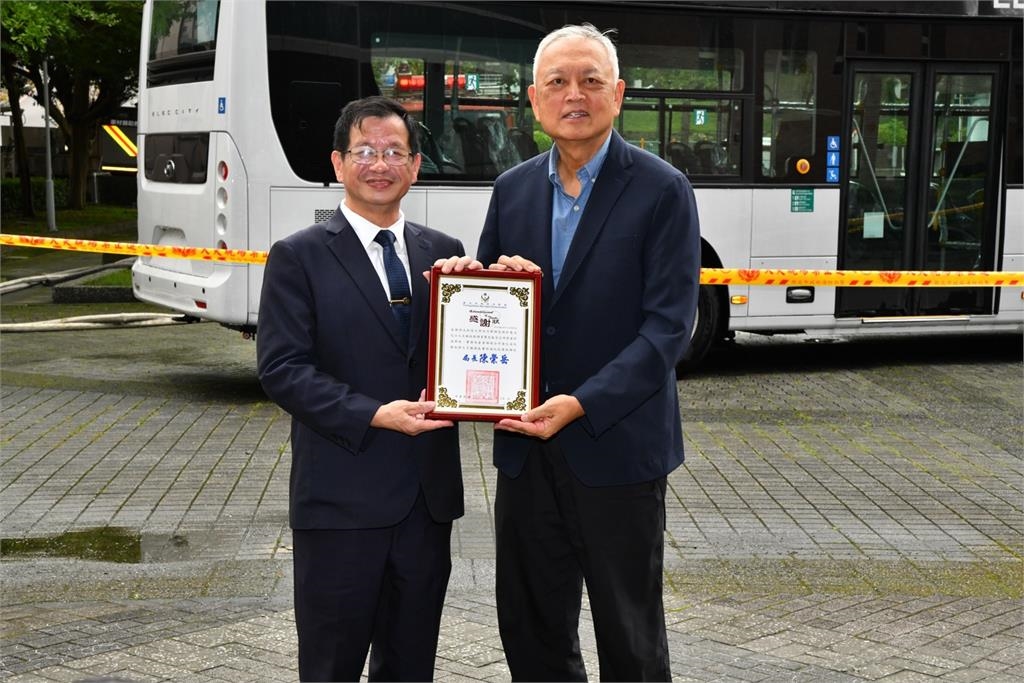 快新聞/全國首創!新北開辦氫能巴士消防研習 實車演練曝光