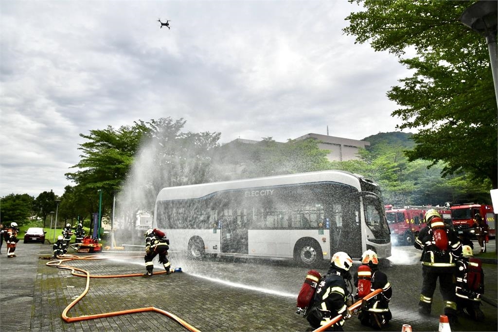 快新聞/全國首創!新北開辦氫能巴士消防研習 實車演練曝光