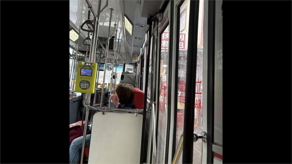 開公車兼帶貨?司機停路邊買刈包 下秒乘客「集體跟上」