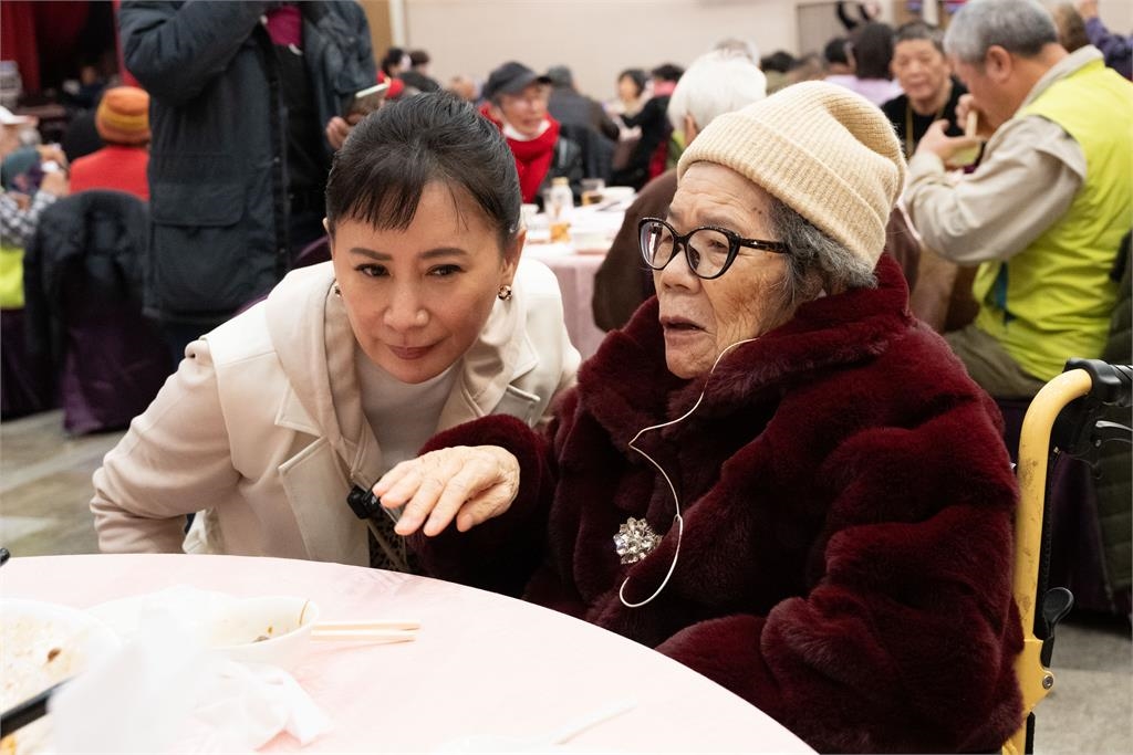 感人!昔野台花旦來春阿嬤失智又重聽 見陳亞蘭最後一面2個月後安詳走了