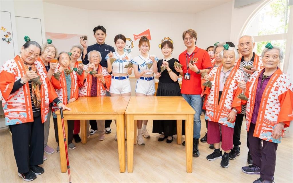 快新聞/人美心更美!韓國女神愛上台灣粽 李雅英「親包粽」陪長者提前過端午