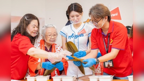 人美心更美！韓國女神愛上台灣粽　李雅英「親包粽」陪長者提前過端午