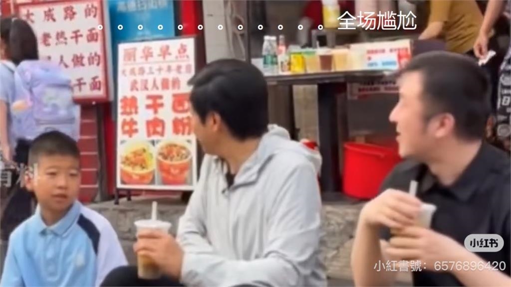 小米董座「學黃仁勳」蹲街吃早餐!女童路過「撂1句」現場尬掉…網笑:一針見血