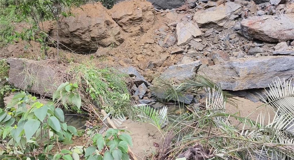 驚天巨響「四層樓高」山壁崩塌 草莓園主人憂成堰塞湖