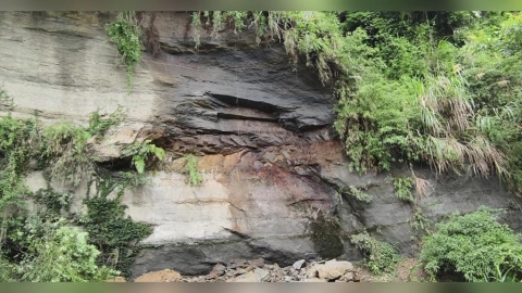 驚天巨響「四層樓高」山壁崩塌 草莓園主人憂成堰塞湖