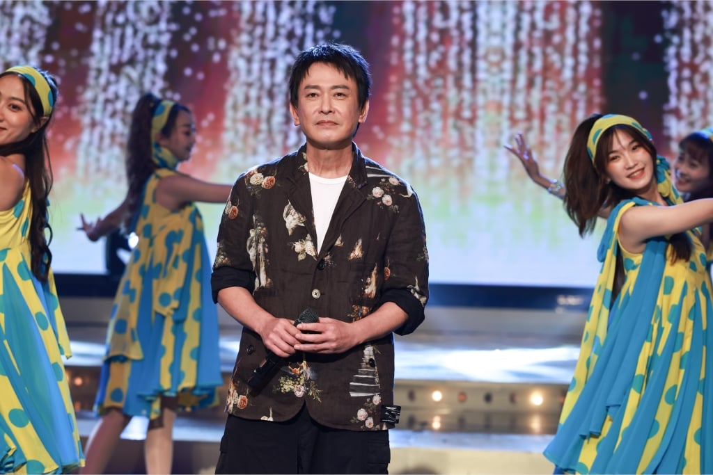 王識賢重返民視！28年「母子重逢」合體白冰冰 網見這幕都哭了：太感動