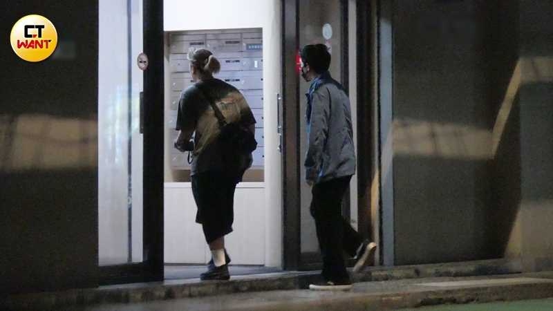 凌晨12點邱澤抵達快步走進大樓。（圖／本刊攝影組）