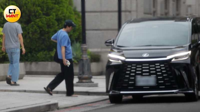 隔天車子也是到該天母住宅社區去接邱澤上工。（圖／本刊攝影組）